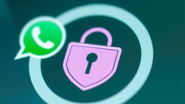 Symbolbild zu WhatsApp-Datenschutz: Smartphone mit WhatsApp-Logo und DSGVO-Dokument im Hintergrund